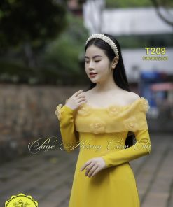 Áo dài thiết kế Nét Xuân Duyên Dáng màu vàng mã T209 Hoàng Cẩm Chi