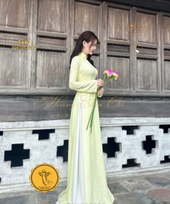 Áo dài gấm tơ tằm Đông Hưng - Hoàng Cẩm Chi - Chất liệu Cao Cấp - Họa Tiết Hoa Trà - Màu Vàng Phú Quý