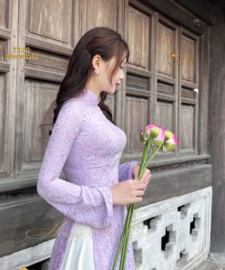 Áo dài gấm tơ tằm Đông Hưng – Hoàng Cẩm Chi – Chất liệu Cao Cấp – Họa Tiết Hoa Trà – Màu Tím Mộng Mer